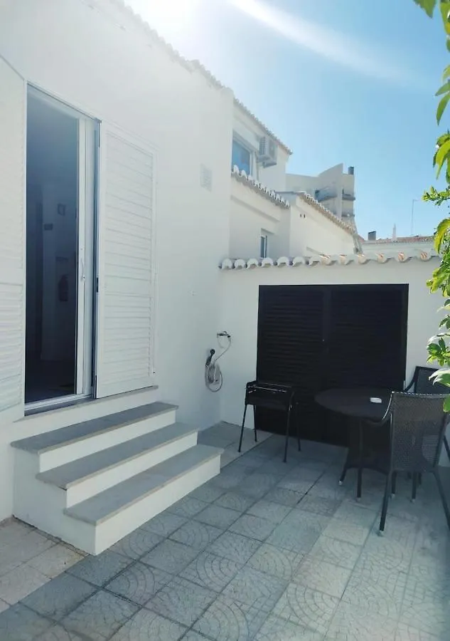 Holiday home Moradia Geminada V0 - Localizacao Central - Privada Quarteira