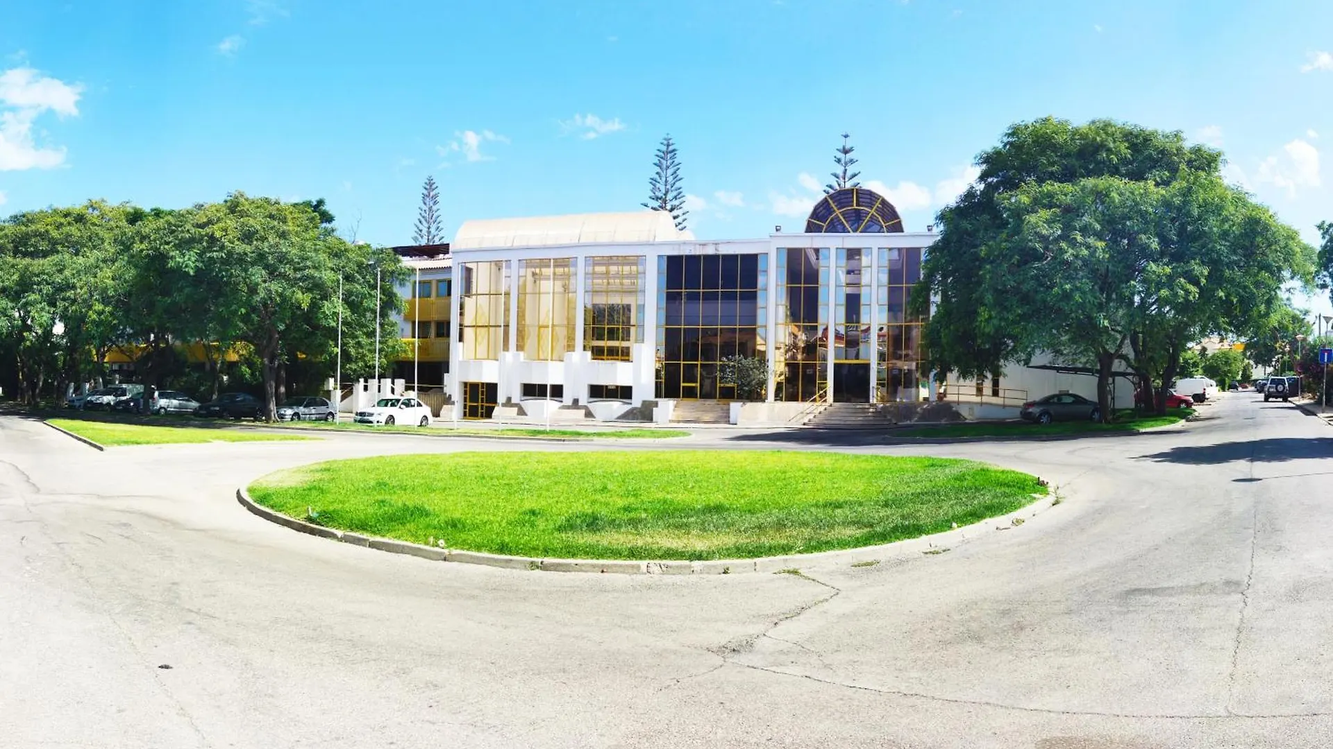 Holiday home Moradia Geminada V0 - Localizacao Central - Privada Quarteira